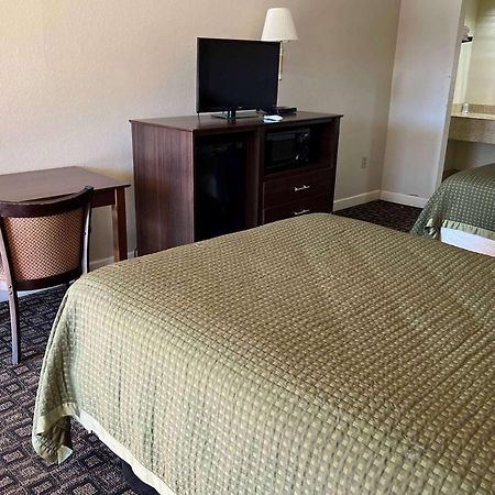 Days Inn & Suites By Wyndham Brewton מראה חיצוני תמונה