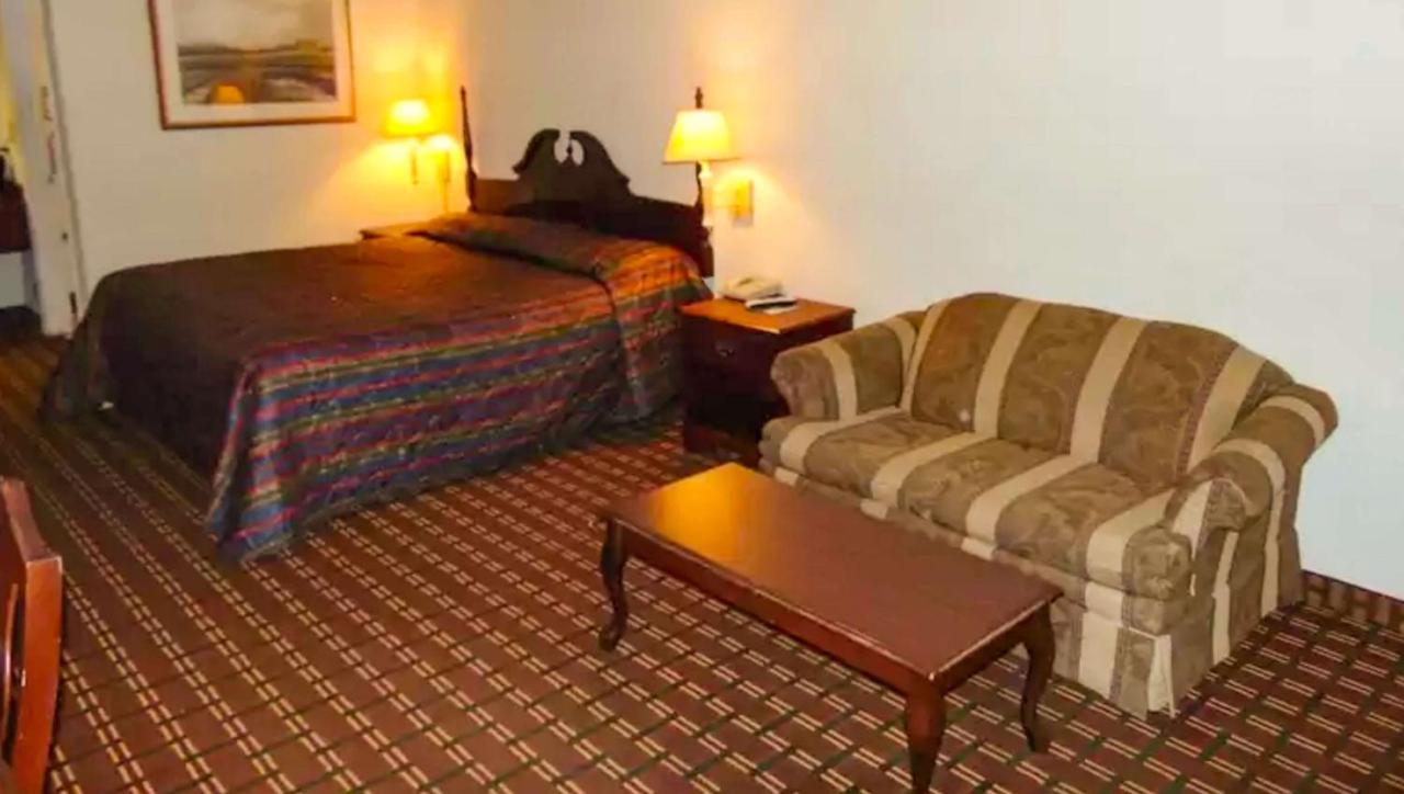 Days Inn & Suites By Wyndham Brewton מראה חיצוני תמונה